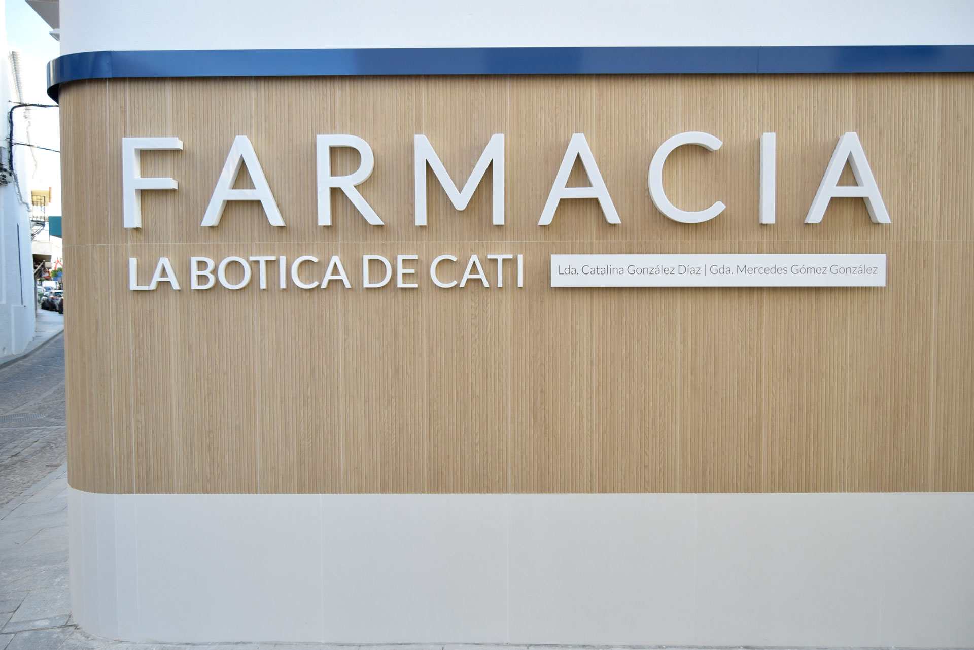 Reforma integral Interiorismo Farmacia Cati